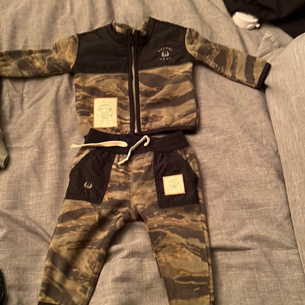 Fleece, never worn camo Star Wars outfit 6-12 months